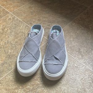 Gypsy Jazz slip ons size 7 in light gray
